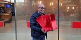 Sanremo, ritrovata la custodia del premio del Festival vinto da Angelina Mango custodia premio festival di sanremo perduta