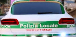 Genova, trapianto salva ragazzo di 14 anni al San Martino, scorta della polizia locale Porsche Macan polizia locale organi