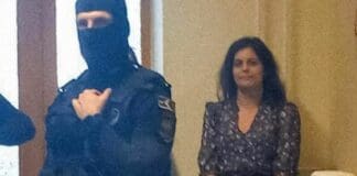 Budapest, Ilaria Salis trascinata di nuovo in catene in Tribunale Ilaria Salis in catene