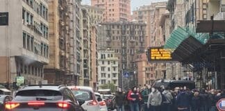 Marassi, tifosi in mezzo alla strada e decine di auto bloccate con il rosso Marassi semaforo intelligente tifosi blocco strada