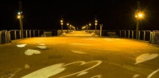 Alassio, il Molo illuminato di giallo mimosa per la Festa della Donna Alassio, molo giallo per la Festa della Donna 8 marzo