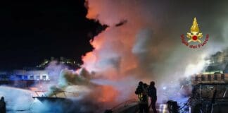 Genova, incendio al porticciolo di Pra’, distrutte 8 barche Pra' incendio barche 18marzo2024