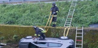 Sarzana, auto si ribalta nel canale, salvato automobilista Sarzana auto nel canale