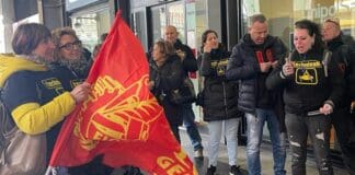 Technisub, protesta sotto Confindustria contro la chiusura Technisub lavoratori protesta