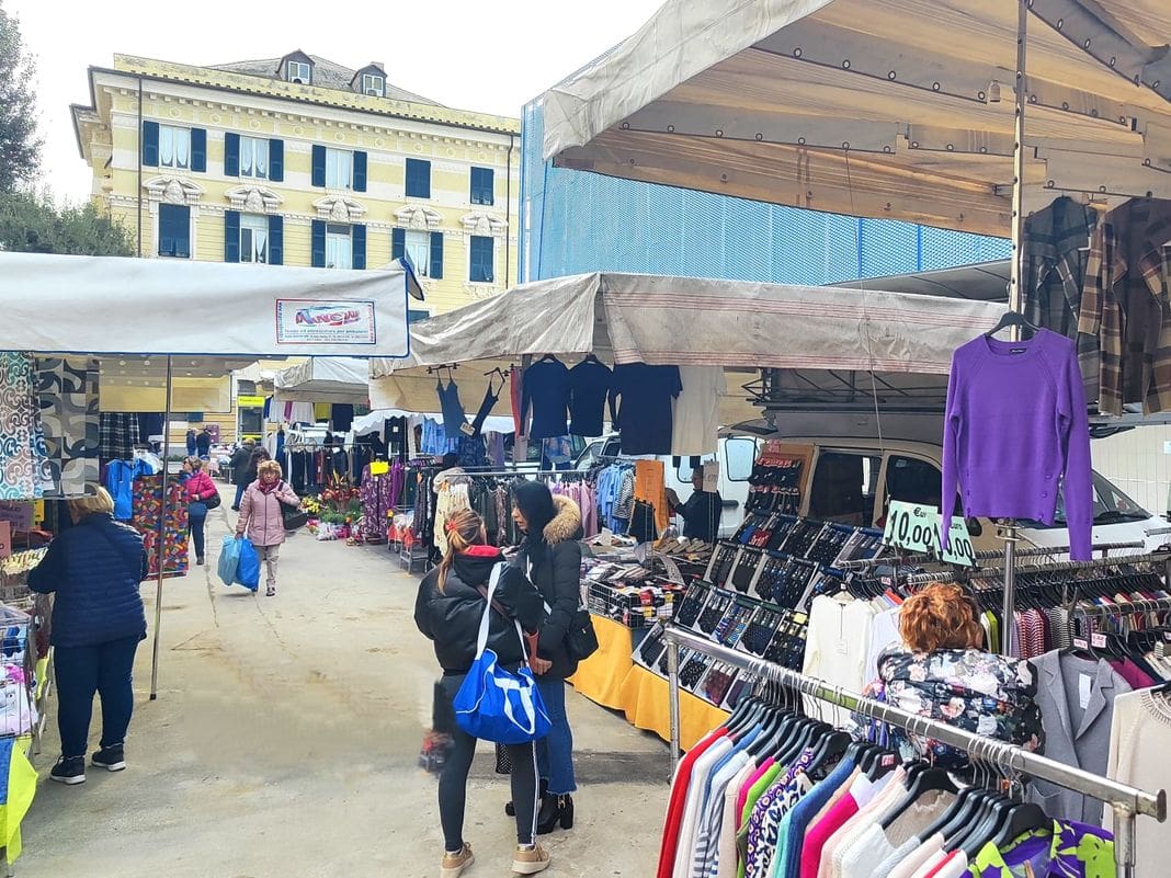 Voltri mercato settimanale piazza Villa Giusti