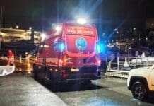 Genova, auto in mare al Waterfront, arrivano i vigili del Fuoco auto in mare Waterfront