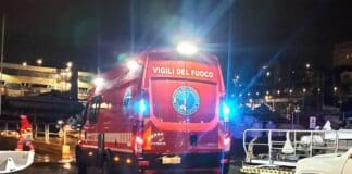 Genova, auto in mare al Waterfront, arrivano i vigili del Fuoco auto in mare Waterfront
