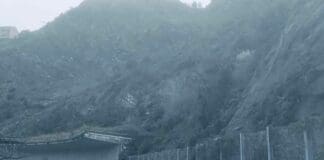 Maltempo, ancora isolata Corniglia dopo la frana di ieri: proseguono i lavori