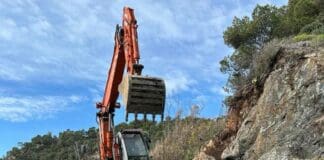 Varazze, prosegue la rimozione dei massi franati su lungomare Europa Frana Varazze