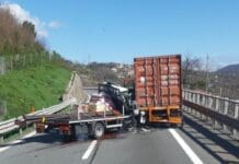 Autostrade, scontro tra due mezzi pesanti in A7: traffico in tilt