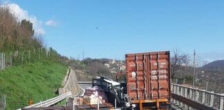 Autostrade, scontro tra due mezzi pesanti in A7: traffico in tilt