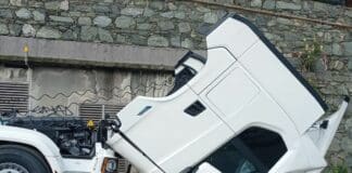 Voltri, camionista ubriaco scontra ponte in via Sorgenti Sulfuree e prosegue camion ribaltato Voltri