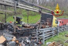 Incendio sull’Autostrada A7, in fiamme camion con attrezzi da palestra e fusti di birra camion fiamme autostrada A7 26 marzo 2024