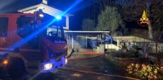 Neirone, incendio in una cantina: lungo intervento dei vigili del fuoco