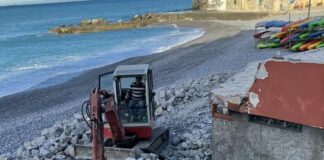 Camogli, ruspe al lavoro per i resti del ristorante distrutta da mareggiata Camogli ruspa spiaggia demolizione ristorante mareggiata