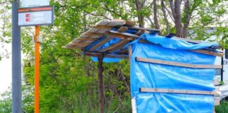 Erzelli, fermata del bus sotto le intemperie e gli utenti si organizzano Erzelli fermata autobus pensilina