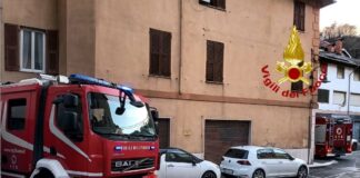 Genova, box a fuoco a Borgoratti: strada chiusa e soccorsi sul posto
