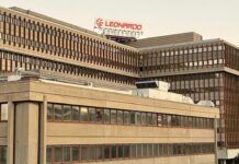 Genova, attivisti occupano il tetto di Leonardo per protesta, denunciati Leonardo Genova Sestri Ponente