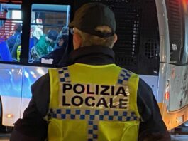 Genova, maxi-rissa tra 20 persone sul bus: indagini in corso Polizia Locale agente autobus