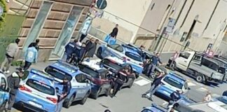 Genova, maxi rissa in via Travi a Sestri, arriva una decina di volanti della polizia Sestri Ponente rissa via Travi