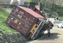 Caos Autostrade, mezzo pesante si ribalta in A7. Traffico e code