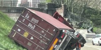 Caos Autostrade, mezzo pesante si ribalta in A7. Traffico e code