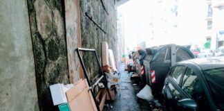 Genova, rifiuti pesanti sui marciapiedi di Sampierdarena: protestano i cittadini