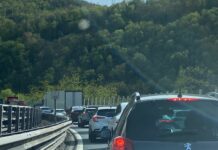 Grave incidente in A7, motociclista sbalzato di sella per una buca