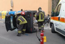 Genova, auto ribaltata in corso Montegrappa, a bordo due cani Genova auto ribaltata corso Montegrappa