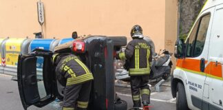 Genova, auto ribaltata in corso Montegrappa, a bordo due cani Genova auto ribaltata corso Montegrappa