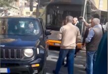 Genova, blocca il traffico con il Suv in doppia fila, insultata dalla folla Suv blocca traffico San Fruttuoso