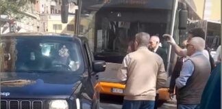 Genova, blocca il traffico con il Suv in doppia fila, insultata dalla folla Suv blocca traffico San Fruttuoso
