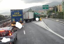 Incidente sulla A10 tra Pegli e Prà, traffico bloccato e uscita obbligatoria Autostrada A10 incidente camion Prà 7 maggio 2024
