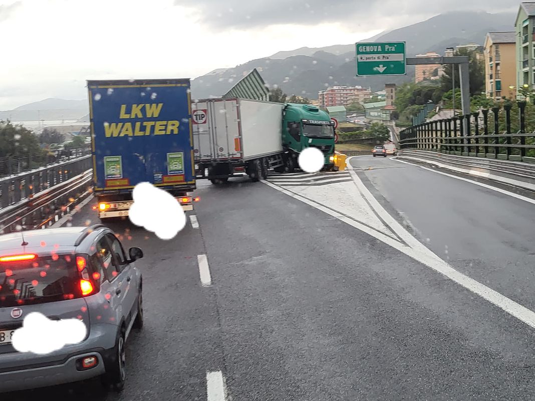 Autostrada A10 incidente camion Prà 7 maggio 2024