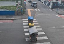 Genova, strade bloccate con bidoni a Marassi per una partita Marassi via del Piano bloccata bidoni