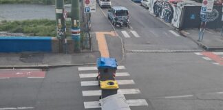 Genova, strade bloccate con bidoni a Marassi per una partita Marassi via del Piano bloccata bidoni