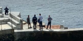 Nervi, colata di cemento sulla scogliera, arriva la polizia locale Nervi cemento sulla scogliera