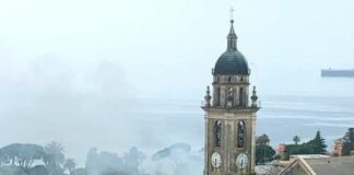 Genova, fiamme in una palazzina di Nervi, arrivano i vigili del fuoco incendio via Oberdan Nervi Genova 20 maggio 2024