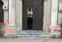 Genova, muri imbrattati in Centro, Aster: danni per decine di migliaia di euro Palazzo Tursi imbrattato 5 maggio 2024