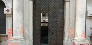 Arresti alla ex Latteria occupata, palazzi e negozi imbrattati durante il corteo Palazzo Tursi imbrattato 5 maggio 2024