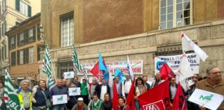 Poste Italiane, presidio dei lavoratori a Genova, sindacati: no alla privatizzazione Poste presidio lavoratori Genova