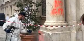 Genova, prosegue la pulizia dei Palazzi imbrattati durante il corteo – VIDEO Pulizia marmo imbrattato Tursi