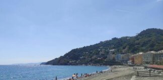 Voltri, camion e ruspe sulla spiaggia poco prima della stagione balneare Spiaggia Voltri lavori 13 maggio 2024