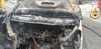 Genova, furgone in fiamme a Sturla incendio Sturla via Passaggi 14 maggio 2024