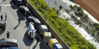 Genova, auto della polizia locale si ribalta a Molassana