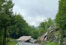 Grosso masso sulla carreggiata al Passo della Scoglina, chiusa la Sp23