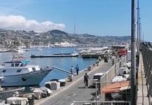 Sanremo, posteggia senza freno a mano sul molo, auto in mare Sanremo auto in mare 5 maggio 2024