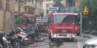 Genova, furgone prende fuoco all’improvviso: attimi di paura a Sturla