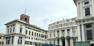 Genova, container arrugginiti in piazza Matteotti, la protesta container arrugginiti Bedesign week matteotti 2024