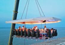 Dinner in the sky a Genova, cena sospesa a 50 metri di altezza dal 24 al 30 giugno Dinner in the sky Genova